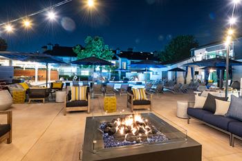 Outdoor firepit lounge
